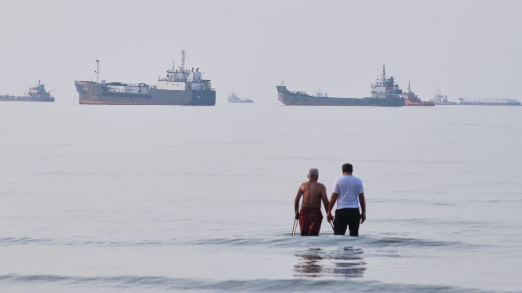 U.S. pauses assaults on Iran for a second straight day and Tehran does too